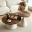 Ensemble de tables basses deux pièces en forme de sablier, avec un dôme en bois de noyer et une base conique de couleur crème. Elle possède un style médiéval moderne, est facile à assembler et constitue une table basse pratique qui convient aux salons de petite taille.