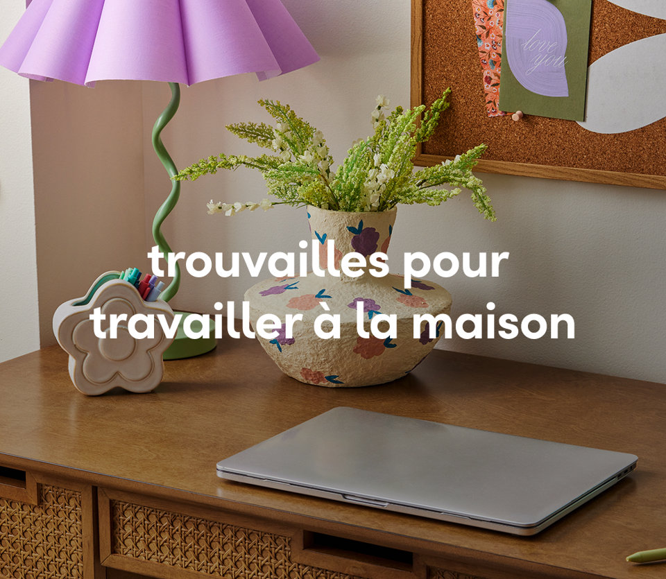 Un bureau à domicile moderne avec un bureau, une lampe et une plante en pot près d'une fenêtre.