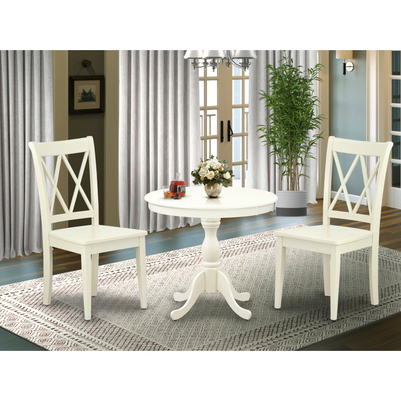 L'ensemble de salle à manger 3 pièces comprend 1 table à piédestal et 2 chaises en bois blanc avec double dossier en X - finition lin blanc