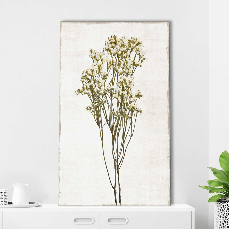 «Farmhouse Pressed Flower II» par Natalie Carpentieri - Peinture, L 24 po x H 40 po, Toile tendue