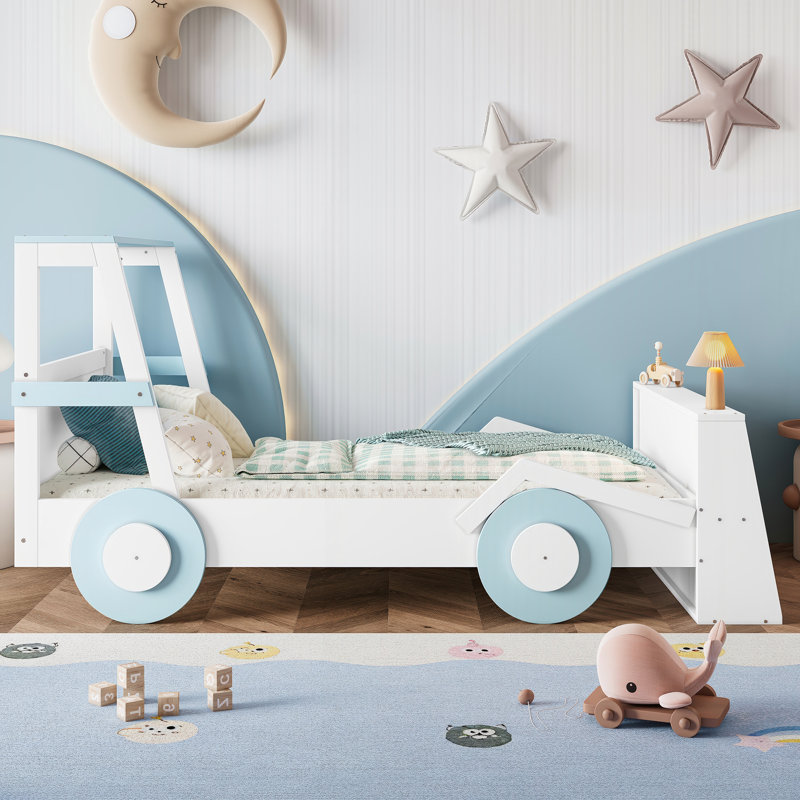 Mignon lit plateforme pour enfants en forme de voiture avec tablettes de rangement, idéal pour les chambres amusantes et organisées