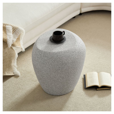 Table d'appoint irrégulière en fibre de verre, 49 cm (19,29 po), imitation pierre, fini beige mat, idéale pour le salon, le bureau ou les espaces extérieurs couverts.