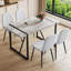 Ensemble de table et de chaises.Une table de salle à manger rectangulaire rétro minimaliste avec un dessus spécialement texturé et des pieds en métal noir. Assorti de 4 chaises en tissu de lin gris clair.-982224421