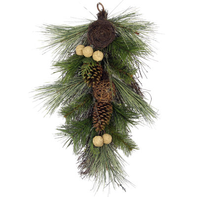Ornement en pin artificiel avec balles de noël, nid d’oiseau et noyer