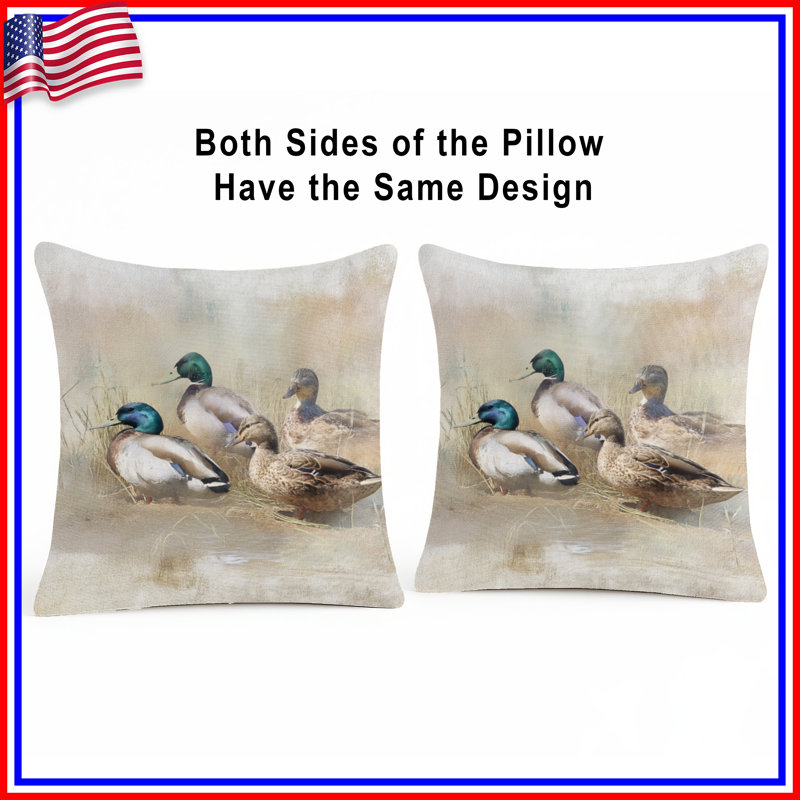 Coussins Mallard Ducks In Field, 16 po x 16 po