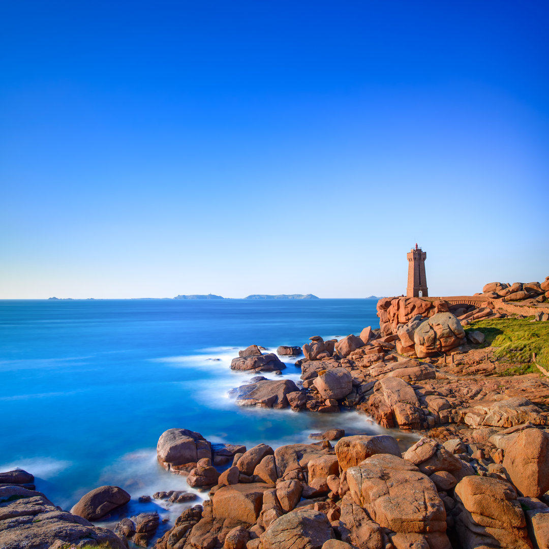 Leinwandbild Ploumanach Leuchtturm Sonnenuntergang in Rosa Granit Küste, Bretagne, Frankreich