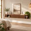 Meuble télé mural, centre multimédia suspendu avec portes coulissantes cannelées et étagères de rangement ouvertes, console multimédia moderne en bois veiné pour salon, chambre, rangement télé et équipements multimédias
