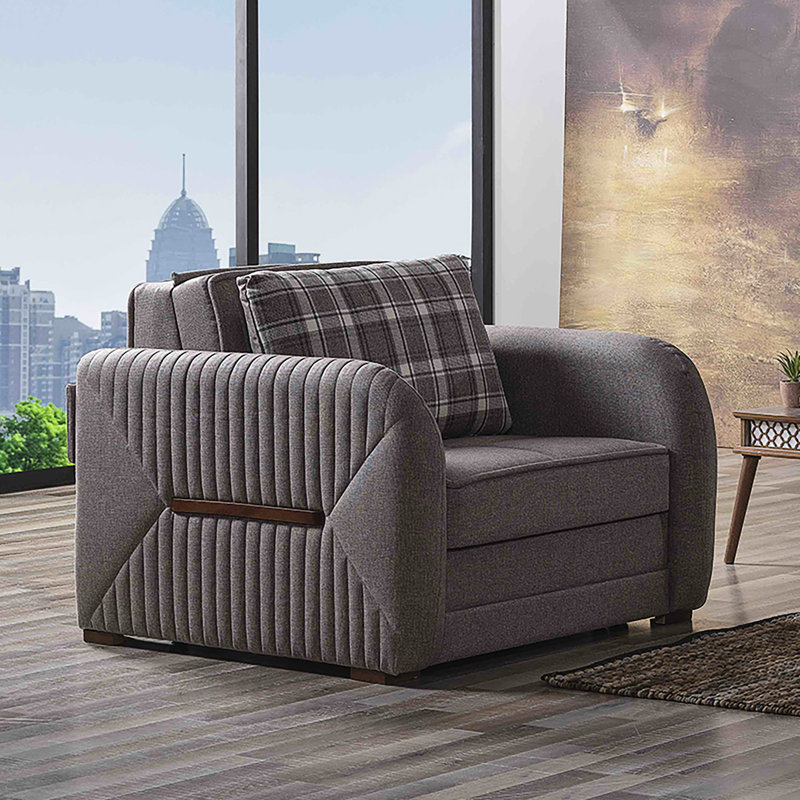 Fauteuil rembourré beige avec assise spacieuse et rangement