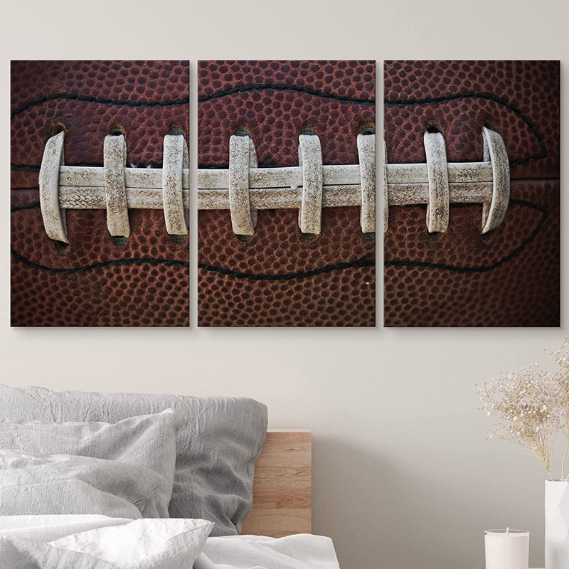 Gros plan sur les lacets de football américain - impression multi-pièces, H 24 po x l 48 po x 1,5 po, Wrapped Canvas