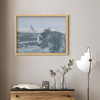 Vue latérale d'une vache Highland dans un champ, animaux, Illustration moderne, petit décor, œuvre d'art moderne