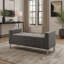 Banc repose-pieds carré avec accoudoirs carrés et garniture cloutée en velours moelleux, parfait pour les sièges modernes et fonctionnels