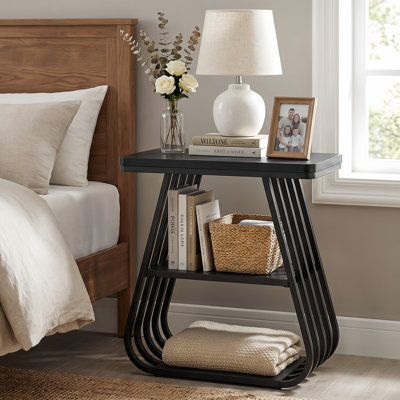Table de chevet industrielle à 3 niveaux avec tablettes de rangement ouvertes, table d'appoint de 23,62 po avec structure en métal incurvée, table de chevet compacte pour la chambre à coucher et le salon