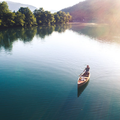 Canot sur le lac par Georgijevic