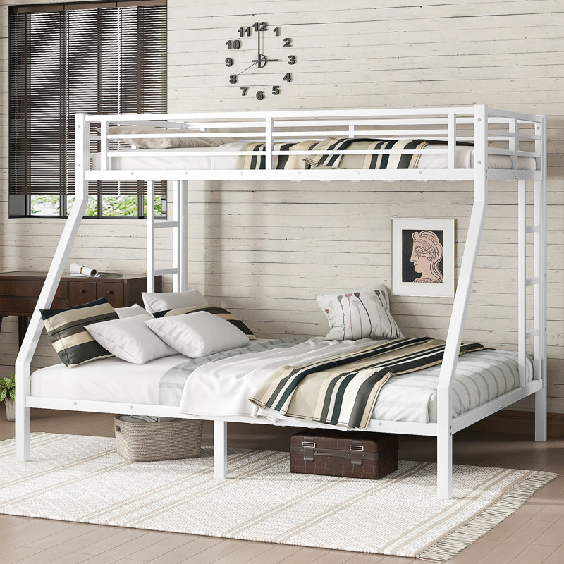 Lit superposé simple au-dessus de grand lit en métal avec double échelle, conception silencieuse et rangement sous le lit pour une économie d'espace.