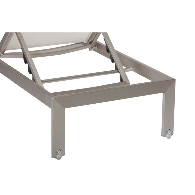 Ensemble de chaises longues d'extérieur inclinables de 76 po Aynura - 3 chaises longues en aluminium avec piscine, 3 tables d'appoint assorties, filet à séchage rapide et roues dissimulées - Blanc brossé