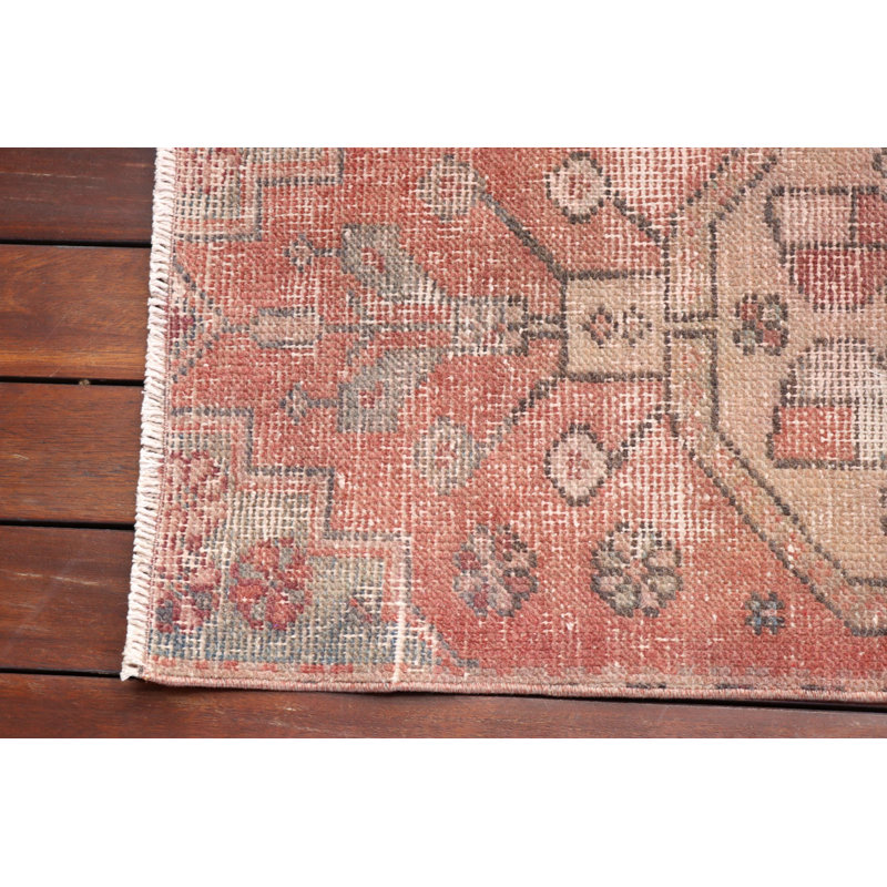 Petit tapis turc unique avec un attrait rétro idéal pour les décors bohémiens et l'artisanat fait à la main