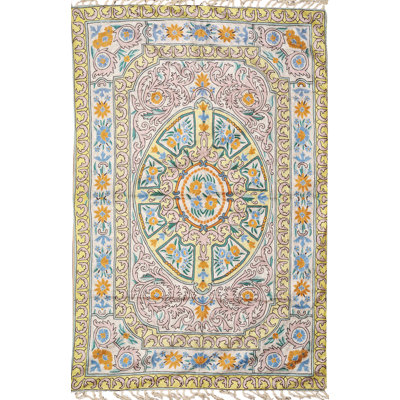 Tapis blanc et vert à motif floral brodé Aasana de Kashmir