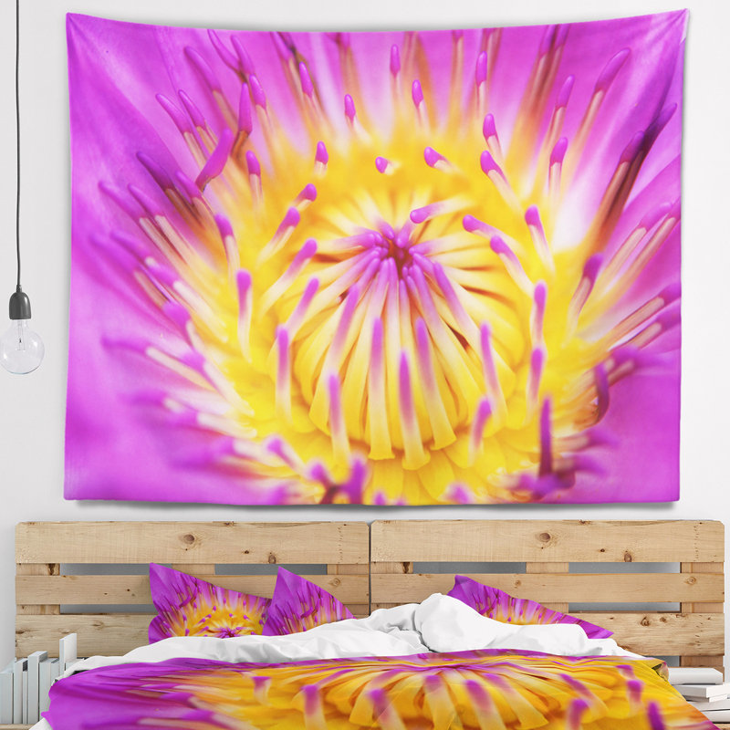 Tapisserie floral jaune abstrait rose lotus, H 32 po x l 39 po
