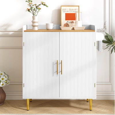 Armoire à café moderne avec porte-bouteilles à 9 grilles, tiroir dissimulé, 3 tablettes réglables à 3 niveaux, 2 porte-verres convertibles, porte-serviettes, plateau de table, armoire à boissons avec texture cannelée, blanc