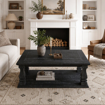 Table basse de style campagnard, avec plateau en planches lourdes et pieds de balustre carrés
