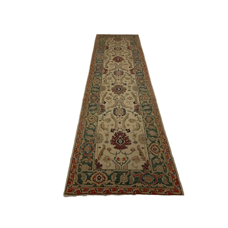 Tapis unique en laine noué à la main ivoire / vert / rouge de 2 pi 8 po x 10 pi 2 po One-of-a-Kind