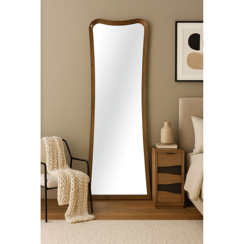 Miroir de plancher en bois d'eucalyptus, légèrement arrondi pour un look moderne et invitant dans un décor de chambre à coucher