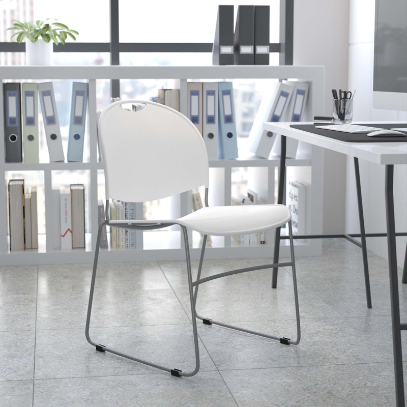 Chaise empilable ultra compacte de 880 lb avec structure en métal Gaea, Gris, Blanc