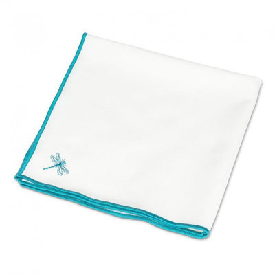 Serviette blanche avec des libellules cousues turquoise et des bords