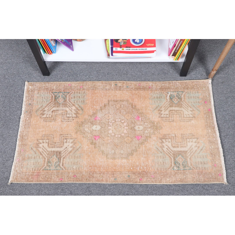Tapis bohémien beige rétro tissé à la main avec un motif géométrique unique, idéal pour la décoration des portes dans des tons neutres doux