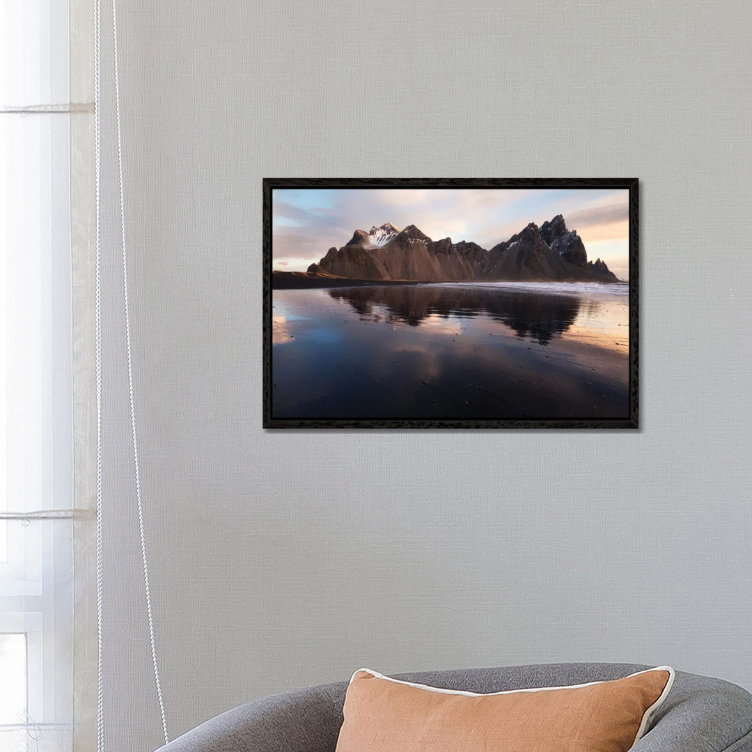 Stokksnes Beach Reflection von Daniel Gastager - Galerie-umwickelte Leinwand Giclée auf Leinwand