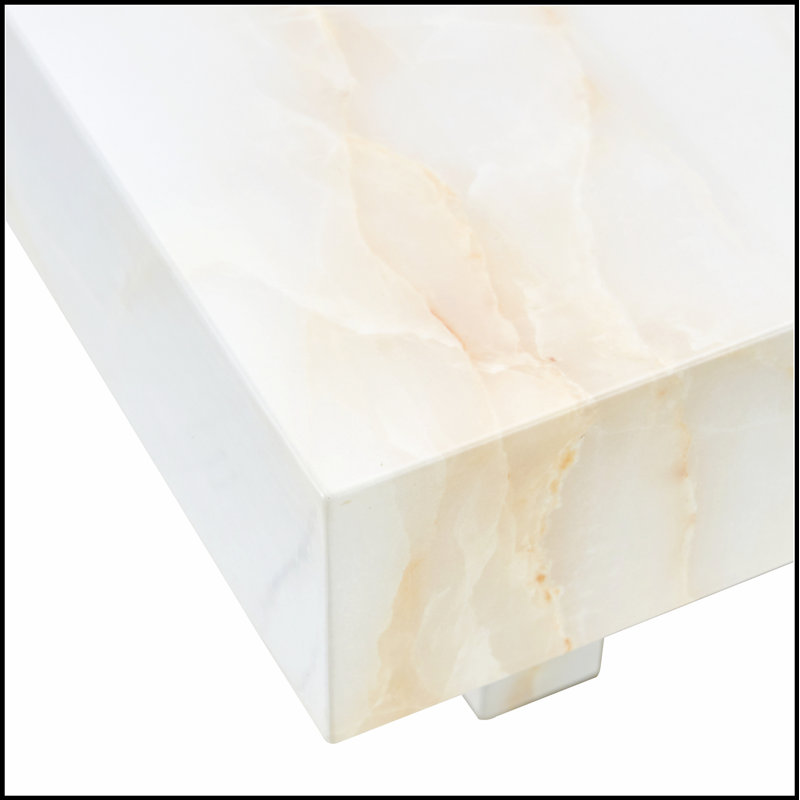 Table basse élégante et naturelle avec un matériau en panneau de fibres à densité moyenne et des motifs noirs, avec un compartiment de rangement en métal pour une fonctionnalité accrue.