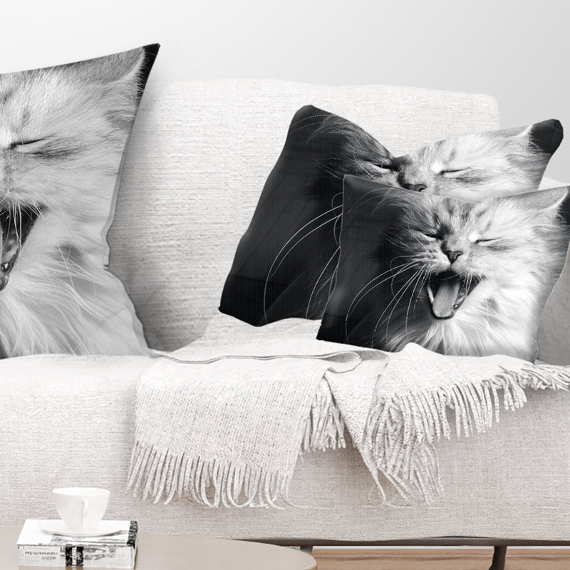 Yawning White Cat - Coussin imprimé animal