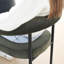 Chaise rembourrée moderne avec accoudoirs courbés-19420281