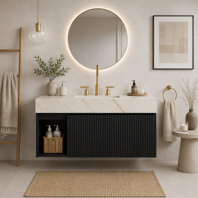 Meuble-lavabo suspendu de 61 cm (24 pouces) avec dessus en pierre frittée couleur crème veinée or, lavabo en céramique et trois trous prépercés pour robinetterie.