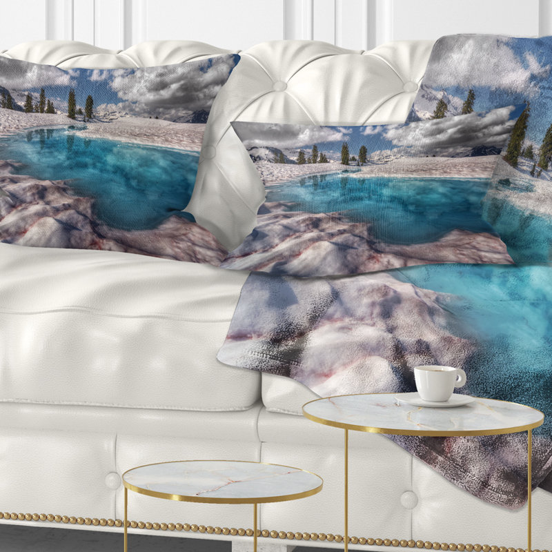 «Amazing Blue Melt Lake in Fog» - Coussin à imprimé paysage