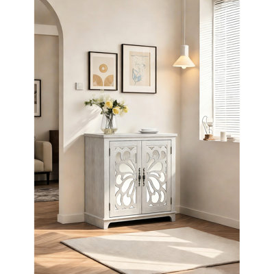 Élégant buffet gris avec portes en miroir décoratives, motifs papillons, grain de bois 3D, assemblage facile pour la décoration de la chambre et le buffet, tablette réglable, polyvalence, entrée idéale