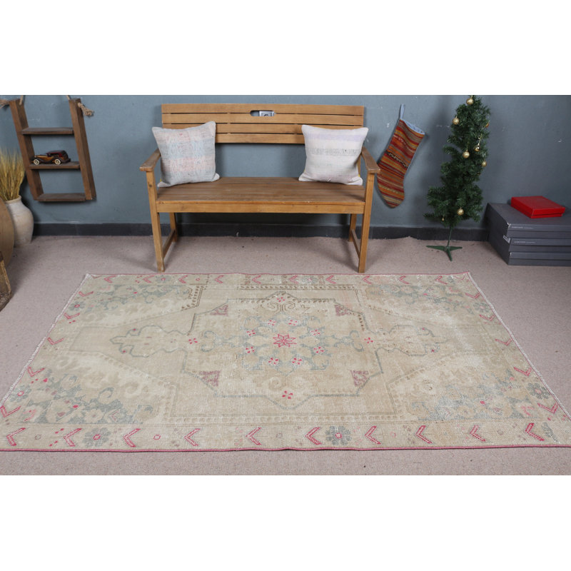 Tapis turc rétro idéal pour la salle à manger ou la chambre à coucher dans un élégant ton beige