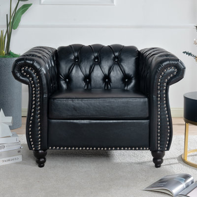 Fauteuil une place au charme intemporel, revêtement en PU souple, pieds en bouleau, hauteur d'assise de 32 cm, largeur des accoudoirs de 22 cm, ambiance harmonieuse, revêtement en PU noir imitation cuir, assise en bois de 57 cm, hauteur de dossier de 49 cm.