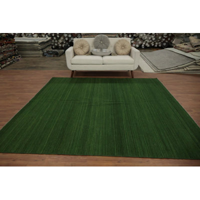 Tapis vert foncé 8 x 8 pour un espace de vie confortable