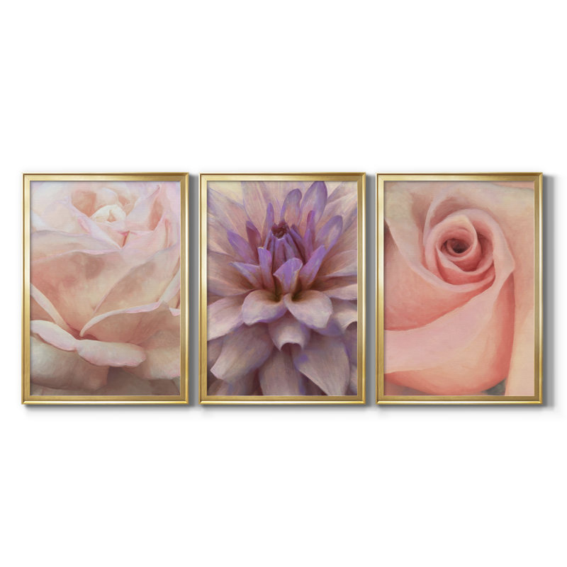 Doux pétales de fleurs I - Toile tendue avec châssis sur mesure - 3 pièces, H 27 po x l 39 po, Gold