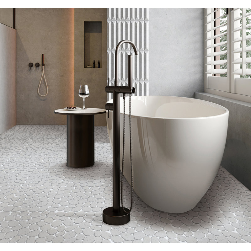 Carreau de marbre et de cailloux biseauté 12 po x 12 po Carrara