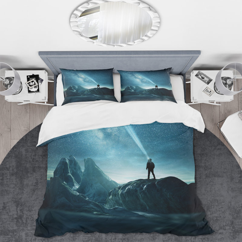 «A Man Shining A Light Into The Night Sky» - Ensemble de housse de couette moderne - Microfibre de polyester