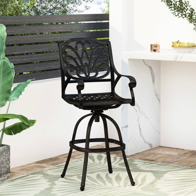 Tabouret de bar pivotant en aluminium moulé avec accoudoirs sculptés couleur cuivre, 55 cm (l) x 65 cm (p) x 124 cm (h). Conception d'accoudoirs en cuivre, 55 cm (l) x 67 cm (p) x 124 cm (h).