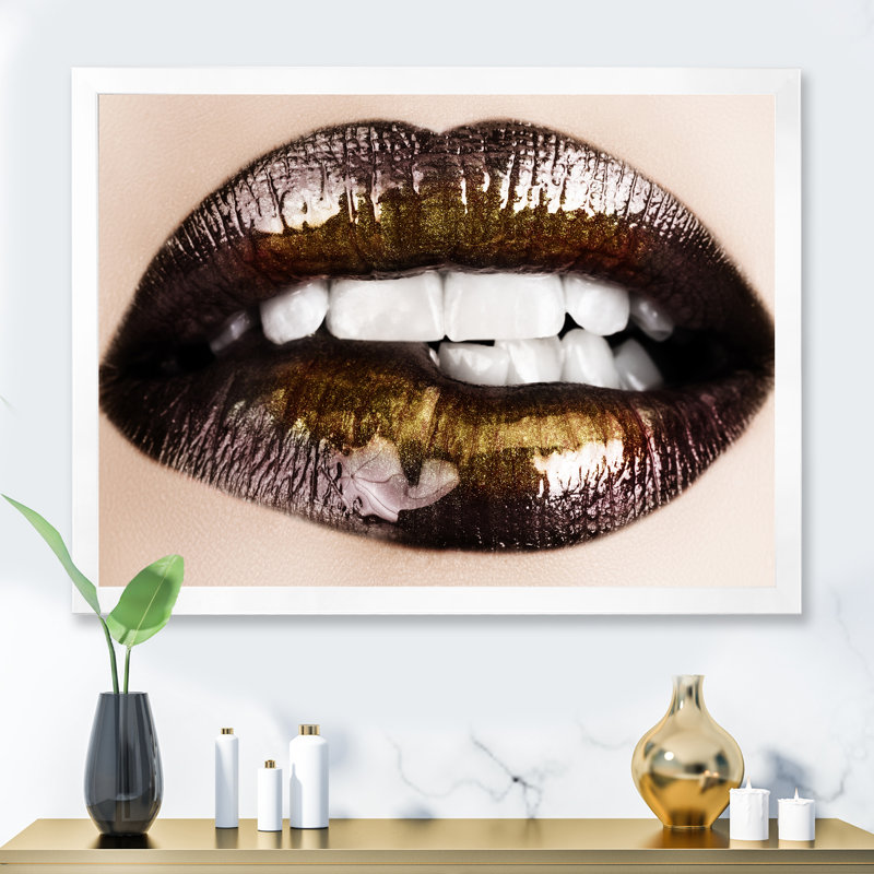 Black Gold Lips Biting - Photographie sur toile, Toile blanche encadrée, H 24 po x l 32 po x P 1,5 po