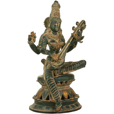 La gracieuse Sarasvati fait de la musique sur sa figurine Veena