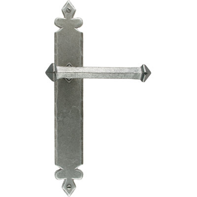 Tudor Lever Latch Set