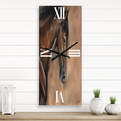 Portrait d'un horloge murale cheval brun