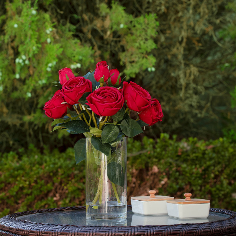 Fleurs artificielles en soie rose dans un vase en verre transparent avec de l'eau artificielle, Rouge