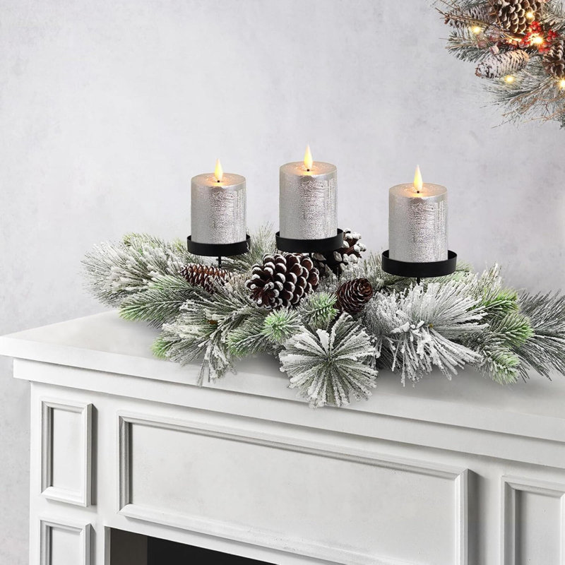 Décorations de centre de table de Noël, conçues avec des aiguilles de pin floquées, des pommes de pin givrées pour manteau de table de salle à manger