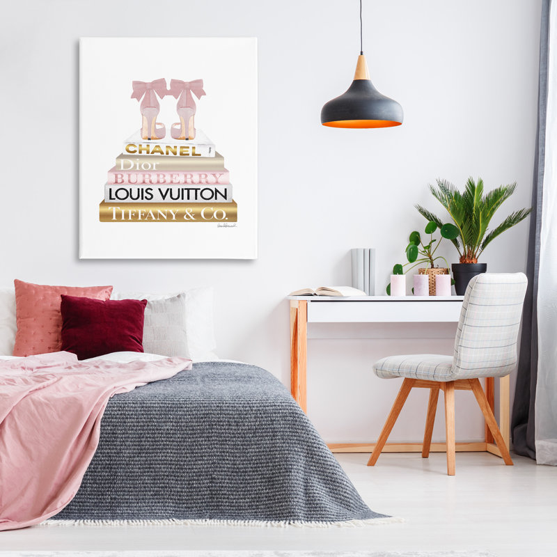 «Pink Gold Heels Bookstack Glam Fashion Design» par Amanda Greenwood, reproduction d'impression, H 48 po x l 36 po